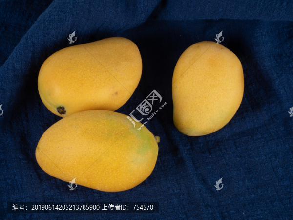 藍(lán)布上的三個(gè)小臺(tái)芒俯瞰圖
