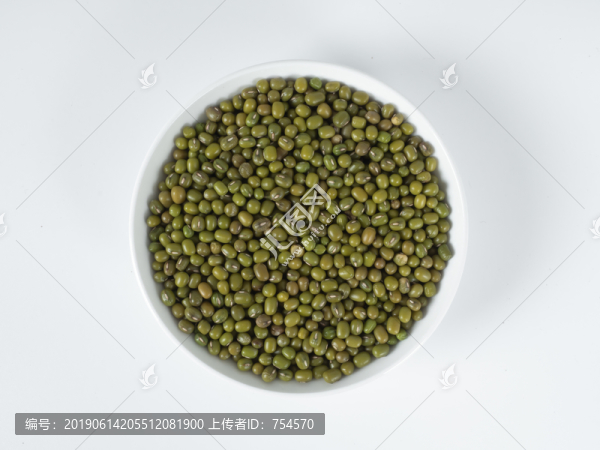 白色瓷盤里的綠豆