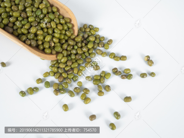 從竹鏟上滾落下來的綠豆