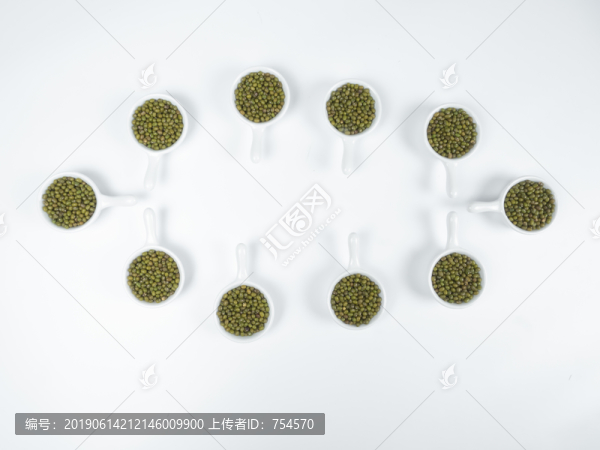 裝綠豆的白色瓷碟呈魚(yú)形