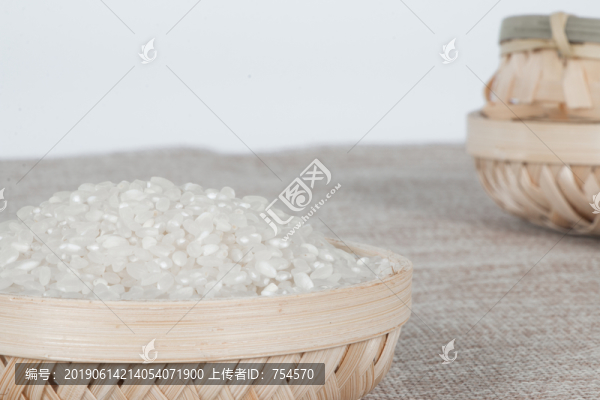 竹籃中堆滿晶瑩剔透的大米