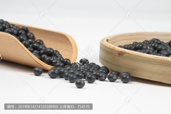 竹鏟中滑落下來的黑豆圖片