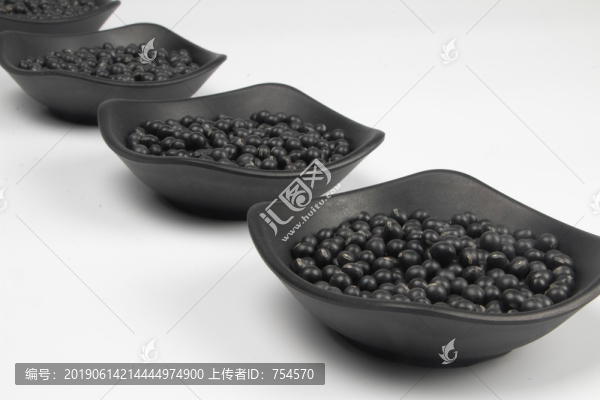 四個(gè)排成一排的瓷碗中裝滿黑豆