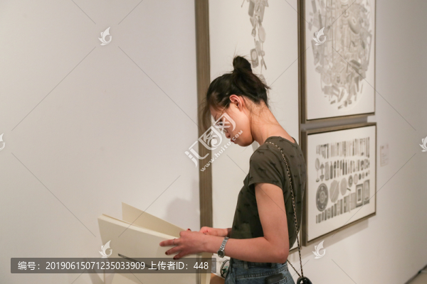 展覽館翻書(shū)的女孩