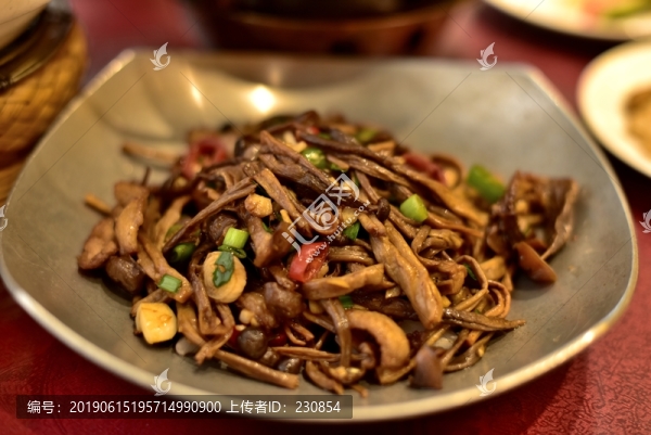 干鍋茶樹(shù)菇