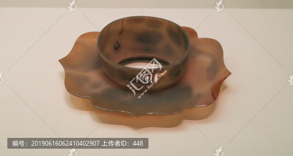 唐代瑪瑙花瓣盞托