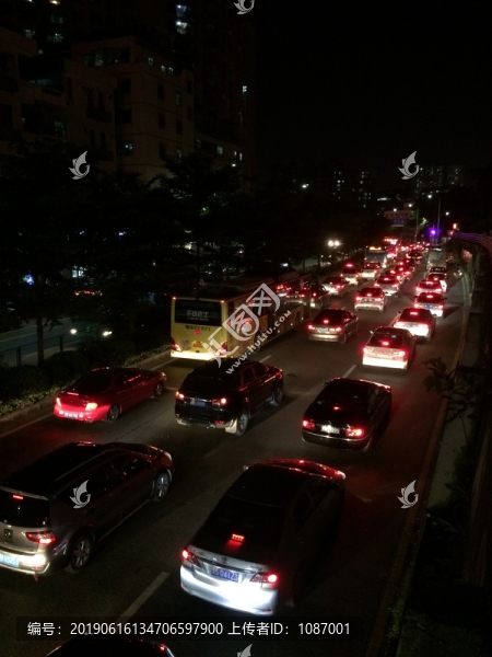 布沙路上車水馬龍