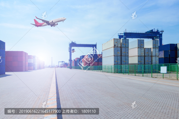 集裝箱碼頭上空有一架飛機(jī)