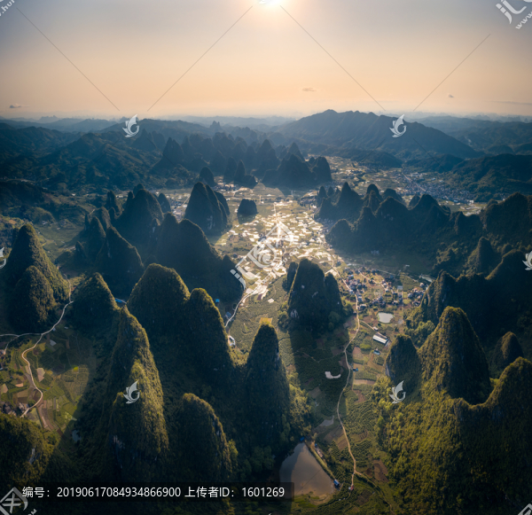 廣西喀斯特地貌群峰風(fēng)光