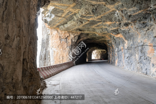 山西平順掛壁公路