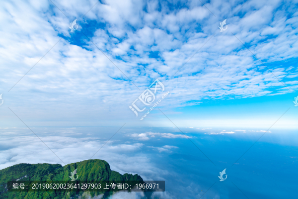 峨眉山的山體與云海