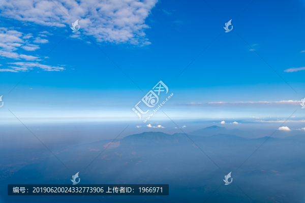 峨眉山的山體與云海