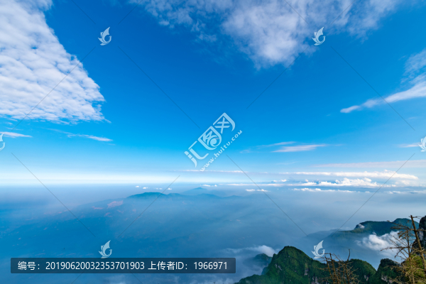 峨眉山的山體與云海