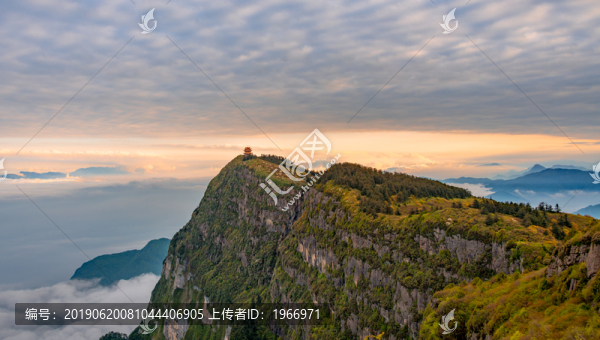 黃昏時分峨眉山的山峰與云海