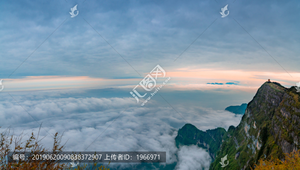 黃昏時(shí)分峨眉山的山峰與云海