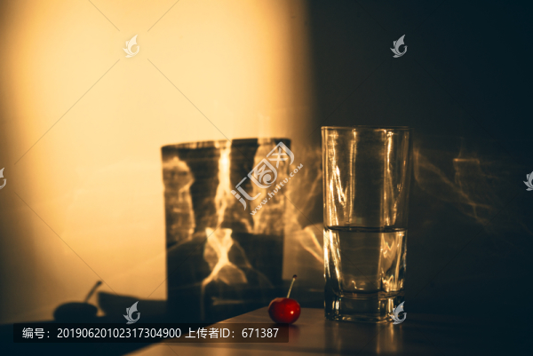 玻璃杯與紅櫻桃