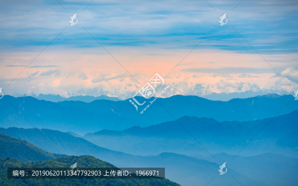 峨眉山雷洞坪的自然風(fēng)光