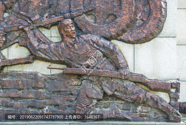 解放軍戰(zhàn)士拿槍擲手榴彈浮雕像