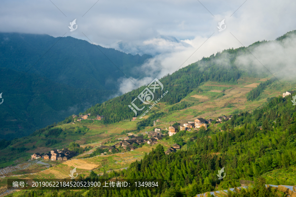 大山下的民居