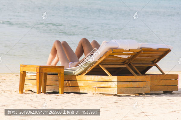 私人海灘上曬日光浴的情侶