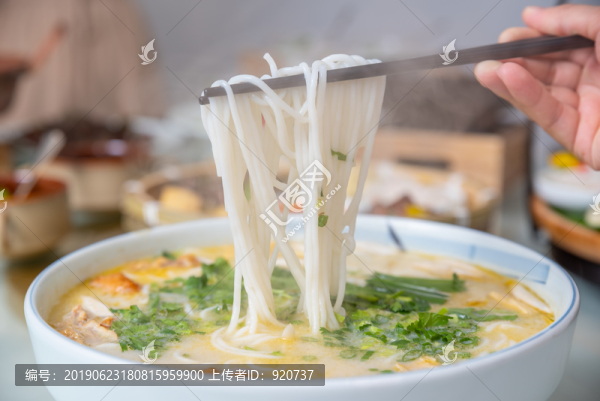 蒙自菊花過橋米線