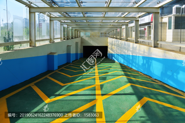 地下車庫出入口