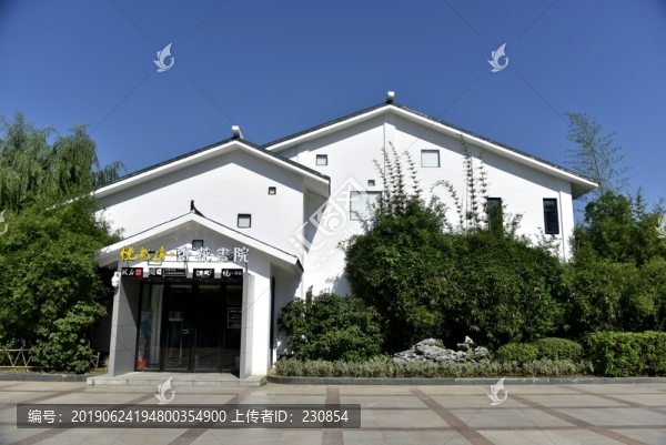 青瓦白墻建筑