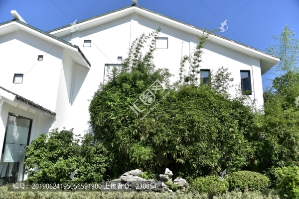 青瓦白墻建筑