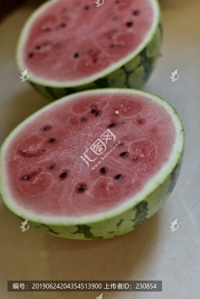 切兩半的西瓜