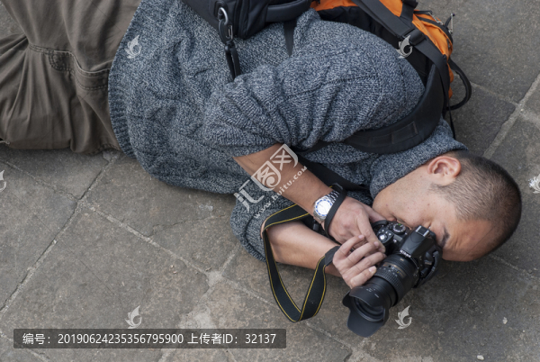 趴著的攝影師