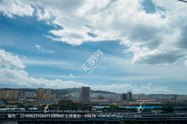 青海的藍(lán)天白云草原