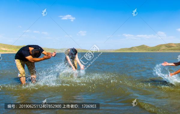 海邊玩耍