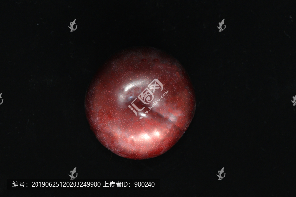 黑色背景水果李子攝影圖