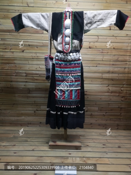 白族麻織貝飾女服