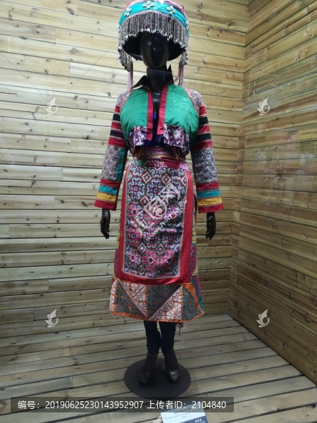 苗族剪貼繡女服