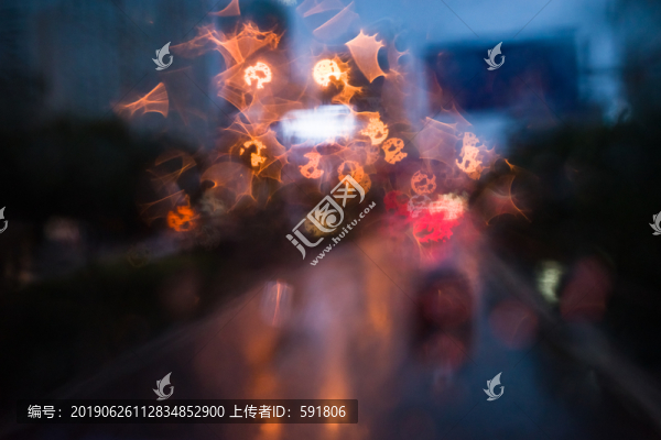 五彩斑斕的雨后光斑