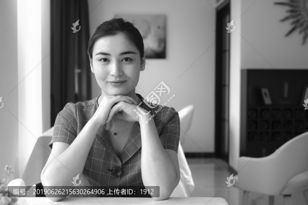 坐在咖啡館里