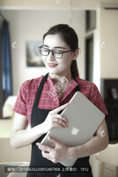 咖啡館里的女孩