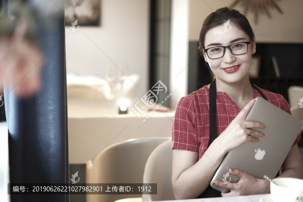 咖啡館里的女孩