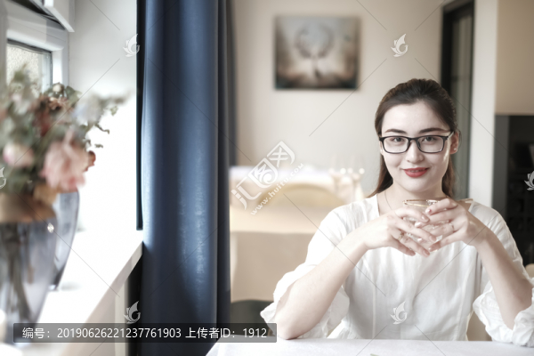 坐在咖啡館里