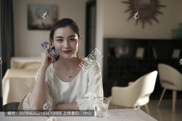 咖啡館里的女孩