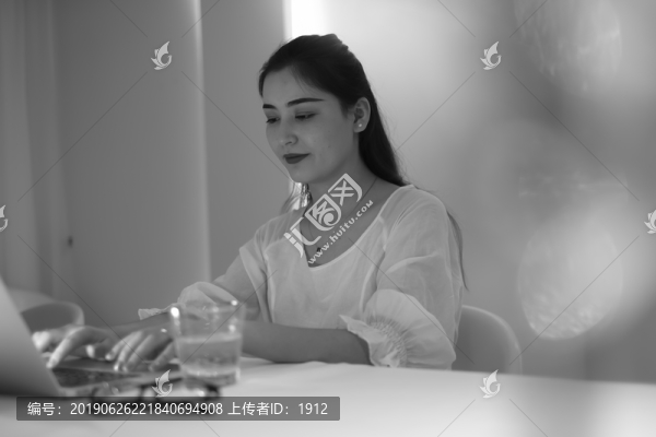 打字的女學(xué)生