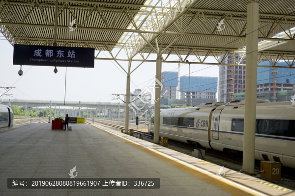 成都東站站臺(tái)及動(dòng)車