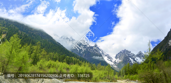 畢棚溝河谷雪山自然風(fēng)光全景圖