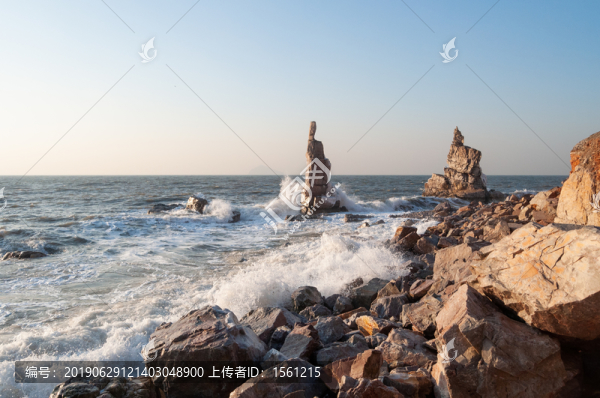 屹立海邊的將軍石