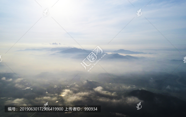 山村晨霧