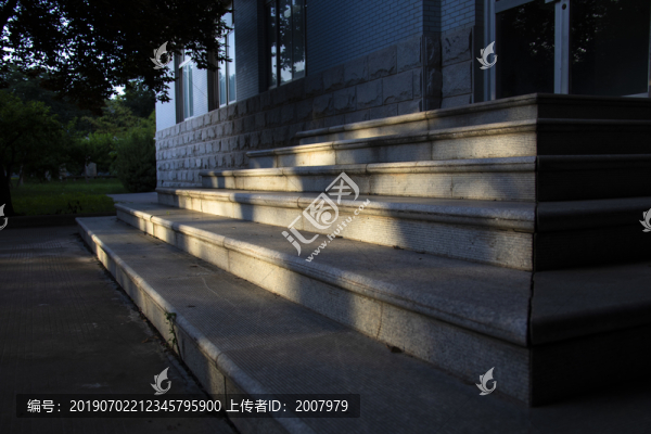 夕陽(yáng)下的校園
