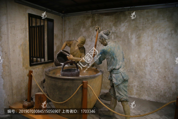 古代釀酒雕塑