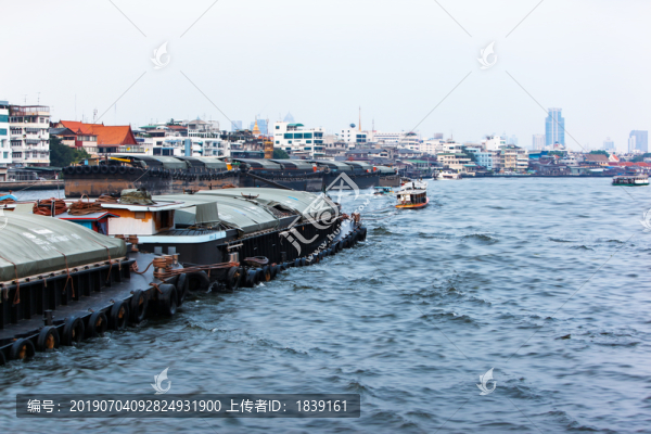 泰國曼谷湄南河上的拖船和船隊(duì)