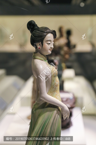 瓷塑女人
